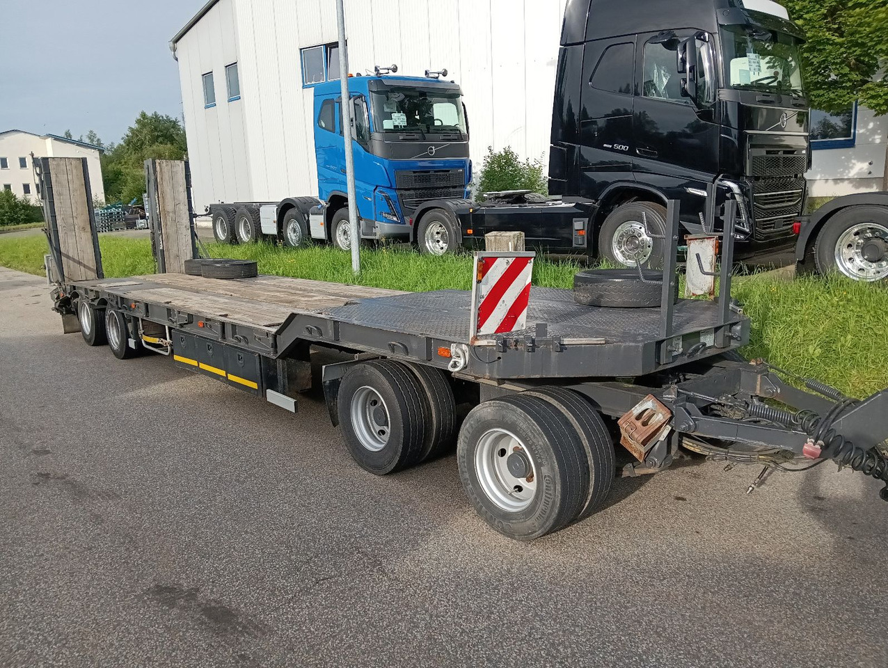 Fliegl 4-Achs Tieflader hydr.Rampe Blatt TopZustand TÜV - Pótkocsi mélybölcsős: 2 kép. Fliegl 4-Achs Tieflader hydr.Rampe Blatt TopZustand TÜV - Pótkocsi mélybölcsős: 2 kép.