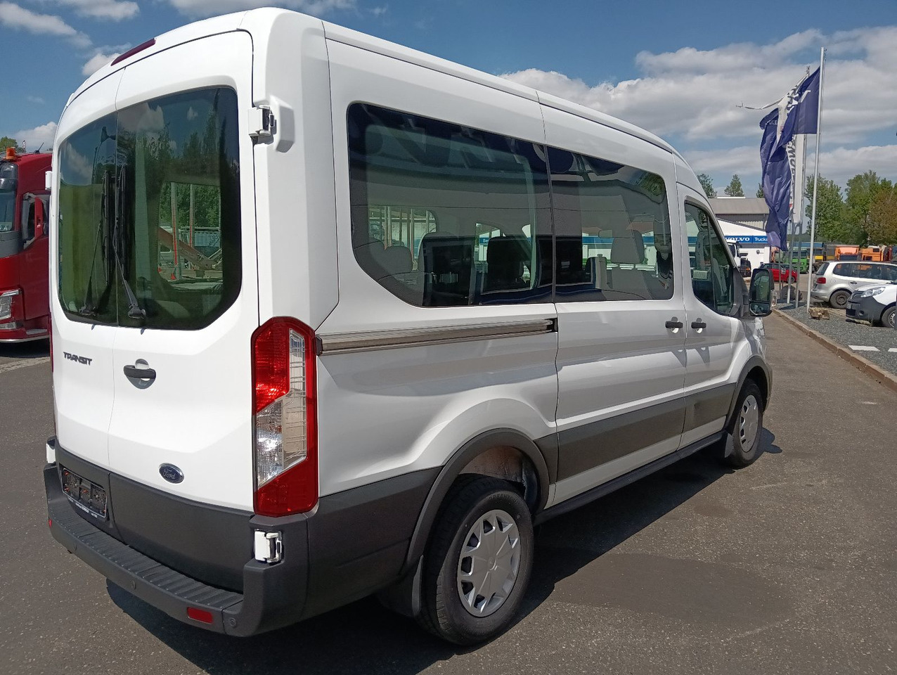 Ford Transit Kombi 350 L2 Trend 9-Sitzer 2xHeizung/Kl - Kisbusz, Duplakabinos kisteherautó: 4 kép. Ford Transit Kombi 350 L2 Trend 9-Sitzer 2xHeizung/Kl - Kisbusz, Duplakabinos kisteherautó: 4 kép.