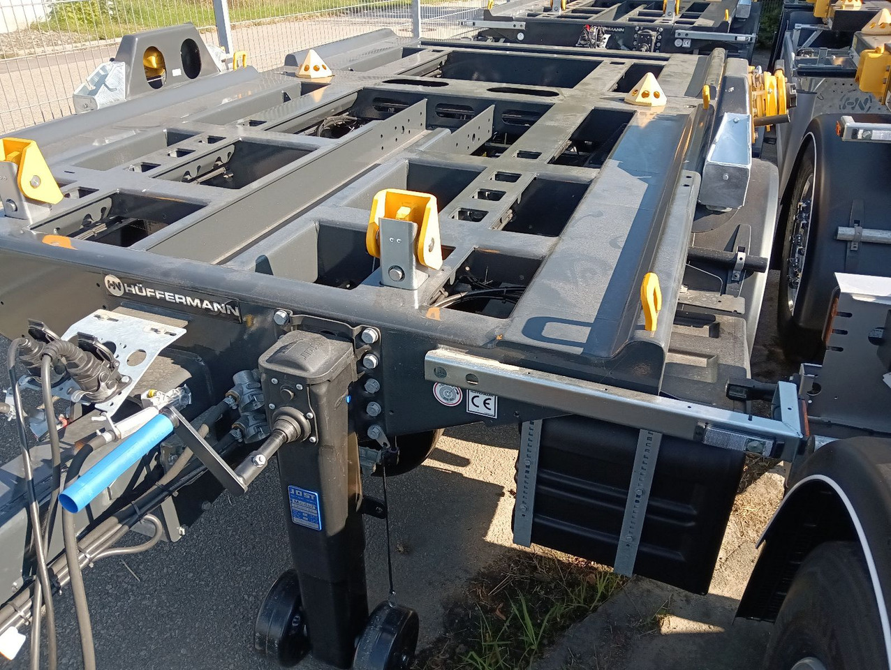 Hüffermann 2-A-MINI-CARRIER SAFETYFIX VERZINKT NEU TOP-PREI - Multiliftes/ Konténerszállító pótkocsi: 4 kép. Hüffermann 2-A-MINI-CARRIER SAFETYFIX VERZINKT NEU TOP-PREI - Multiliftes/ Konténerszállító pótkocsi: 4 kép.