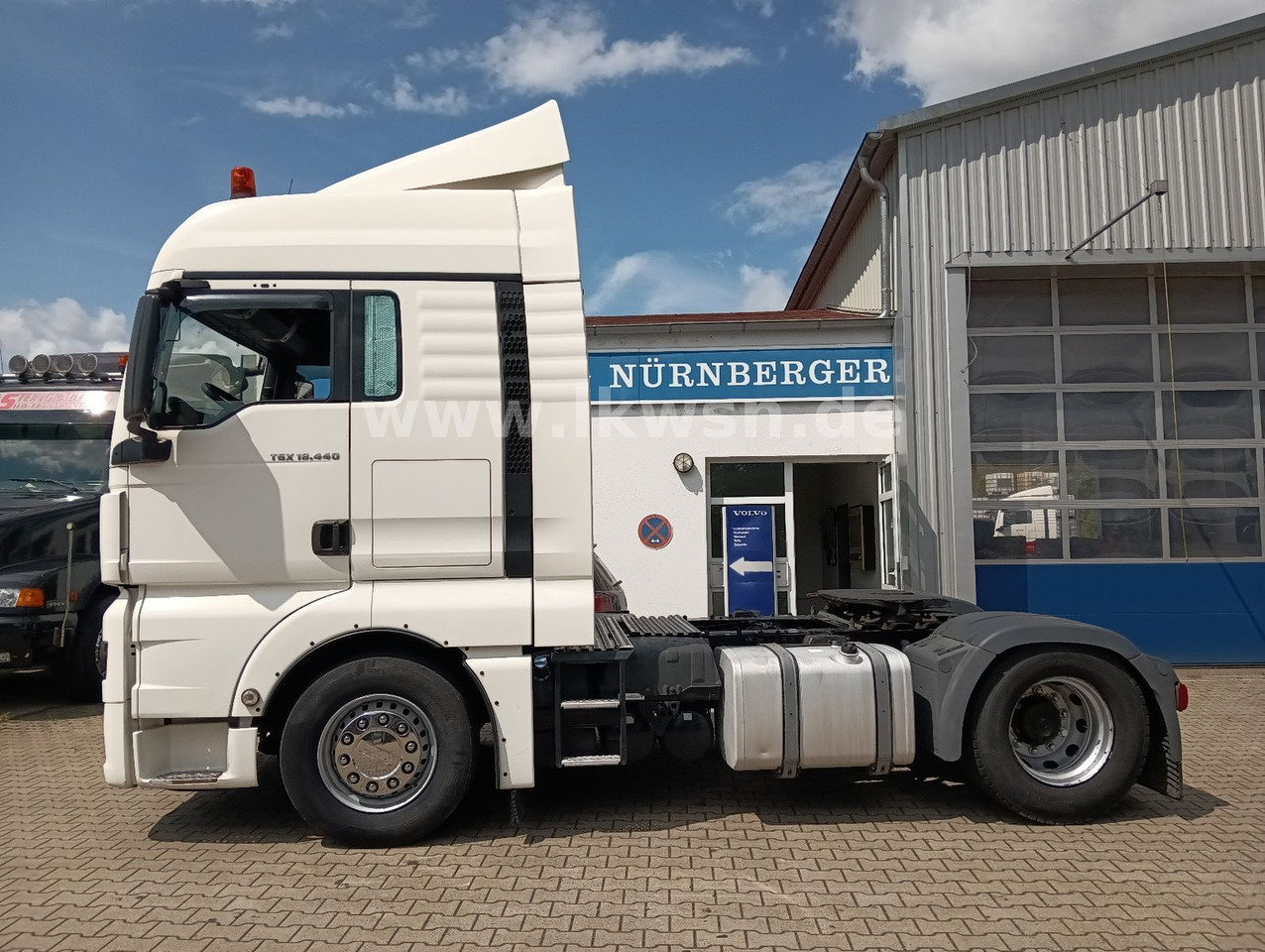 MAN TGX 18:440 FLT XLX 2xTank Klima Spoiler Kühlbox MAN TGX 18:440 FLT XLX 2xTank Klima Spoiler Kühlbox - Nyergesvontató: 3 kép. MAN TGX 18:440 FLT XLX 2xTank Klima Spoiler Kühlbox MAN TGX 18:440 FLT XLX 2xTank Klima Spoiler Kühlbox - Nyergesvontató: 3 kép.