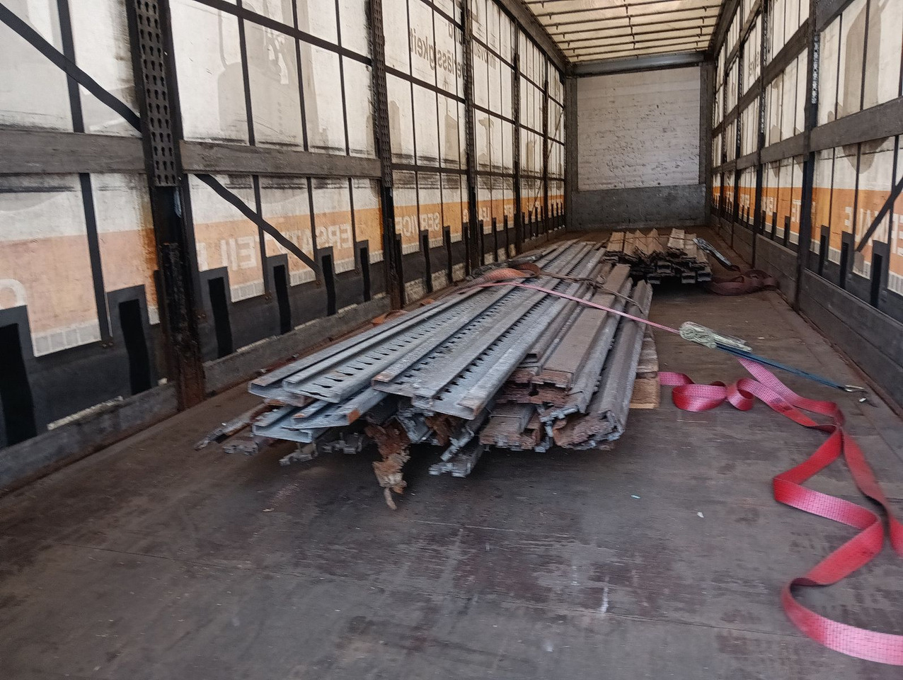 Schmitz Cargobull SCS24 DOPPELSTOCK HUBDACH Lift SAF 455/40R22,5 - Ponyvás félpótkocsi: 2 kép. Schmitz Cargobull SCS24 DOPPELSTOCK HUBDACH Lift SAF 455/40R22,5 - Ponyvás félpótkocsi: 2 kép.