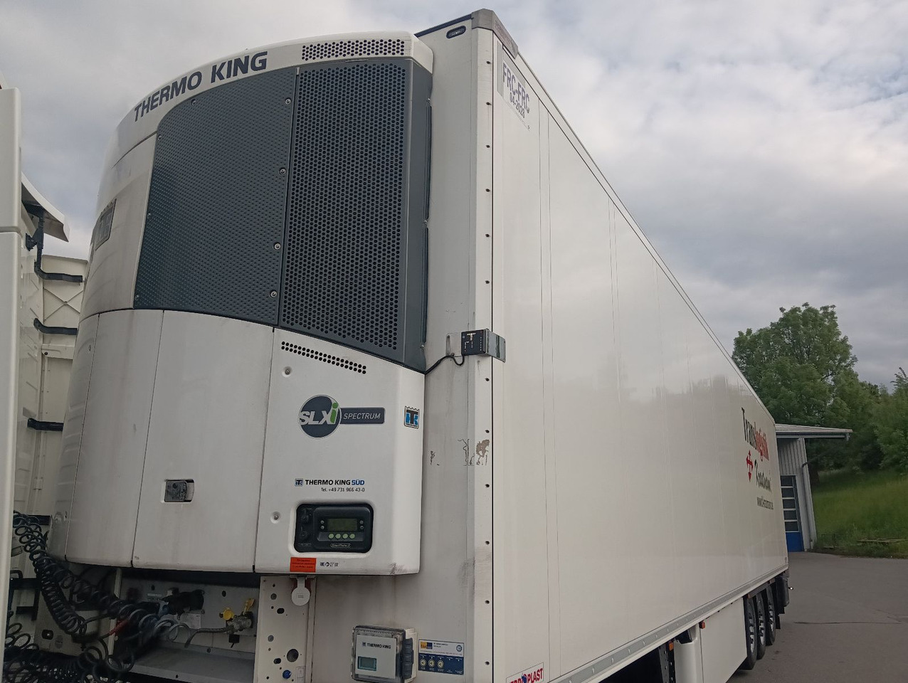 Schmitz Cargobull SKO24-FP45 Bi-Temp TK SLXi Spectrum Doppelst Blu - Félpótkocsi dobozos: 1 kép. Schmitz Cargobull SKO24-FP45 Bi-Temp TK SLXi Spectrum Doppelst Blu - Félpótkocsi dobozos: 1 kép.
