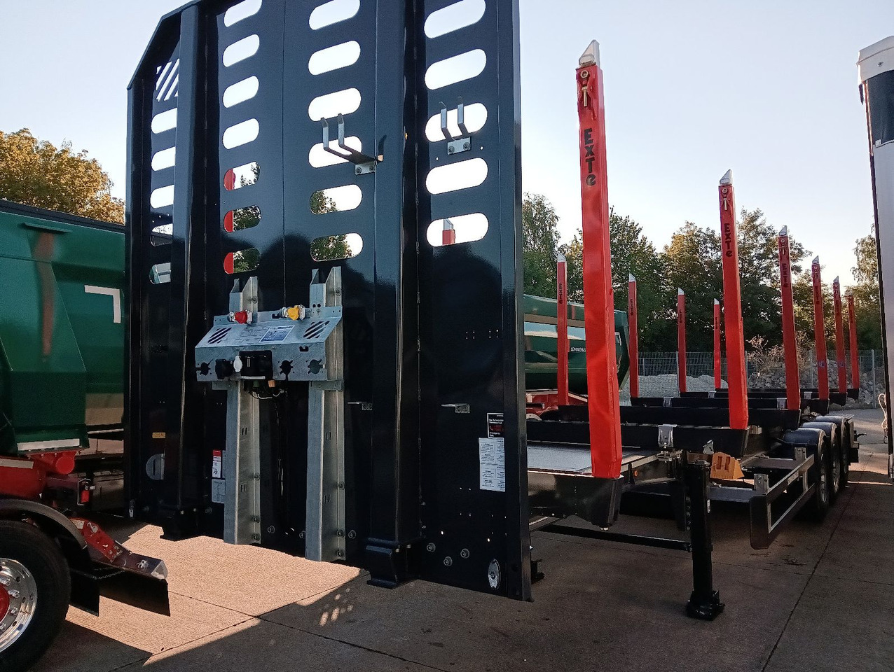 Schwarzmüller 3-A Rungensattel 6xExte144S 5560kg NEU sofort Schwarzmüller 3-A Rungensattel 6xExte144S 5560kg NEU sofort - Rönkszállító félpótkocsi: 5 kép. Schwarzmüller 3-A Rungensattel 6xExte144S 5560kg NEU sofort Schwarzmüller 3-A Rungensattel 6xExte144S 5560kg NEU sofort - Rönkszállító félpótkocsi: 5 kép.