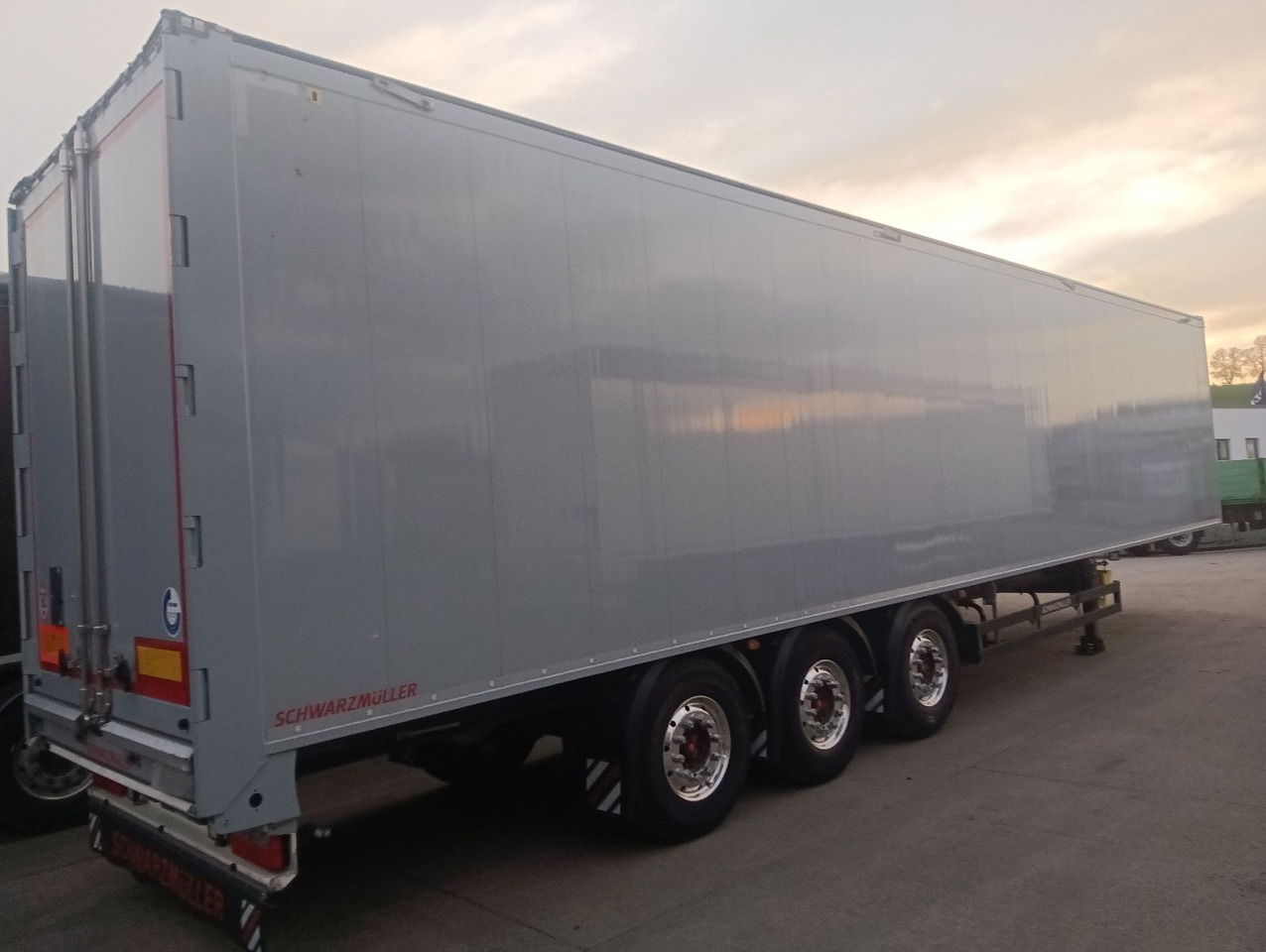 Schwarzmüller 3-Achs8mm VollALU -FULL OPTION 91m3 7450kg,ALCOA - Félpótkocsi öönkihordós: 3 kép. Schwarzmüller 3-Achs8mm VollALU -FULL OPTION 91m3 7450kg,ALCOA - Félpótkocsi öönkihordós: 3 kép.