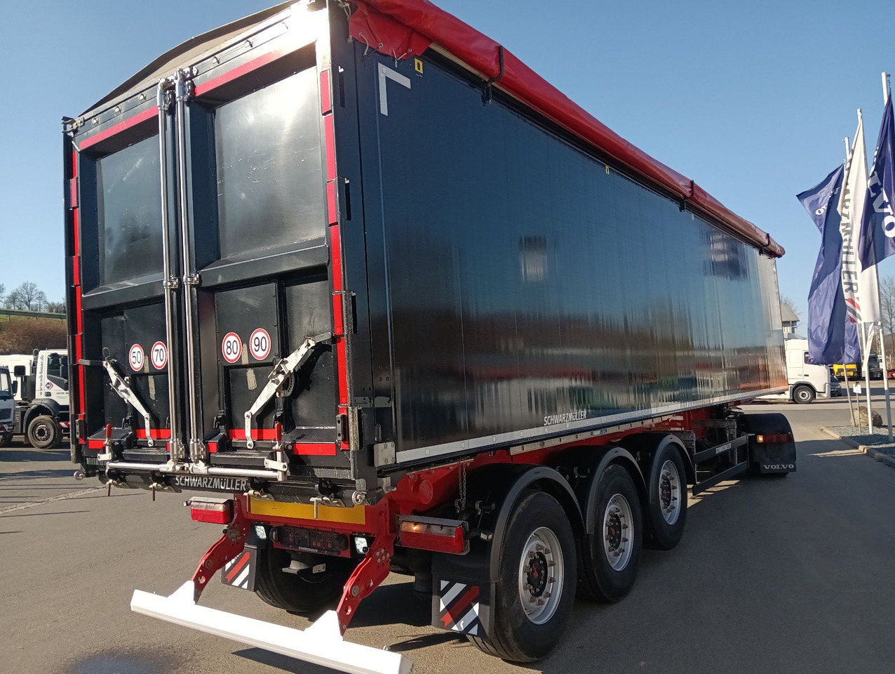 Schwarzmüller K-Serie ALU 54m3 Getreide Nur 69.340km 6250kg - Félpótkocsi billenőplatós: 4 kép. Schwarzmüller K-Serie ALU 54m3 Getreide Nur 69.340km 6250kg - Félpótkocsi billenőplatós: 4 kép.