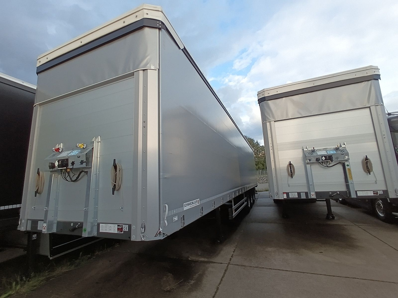 Schwarzmüller PowerLine LIFT/LENKACHSE HUBDACH 5880kg NEU Schwarzmüller PowerLine LIFT/LENKACHSE HUBDACH 5880kg NEU - Ponyvás félpótkocsi: 3 kép. Schwarzmüller PowerLine LIFT/LENKACHSE HUBDACH 5880kg NEU Schwarzmüller PowerLine LIFT/LENKACHSE HUBDACH 5880kg NEU - Ponyvás félpótkocsi: 3 kép.