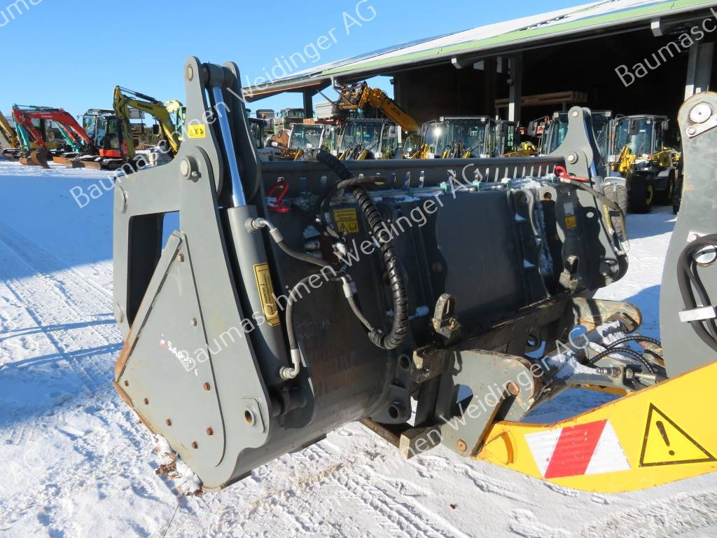 Liebherr Greifschaufel - Gumikerekes homlokrakodó: 1 kép. Liebherr Greifschaufel - Gumikerekes homlokrakodó: 1 kép.