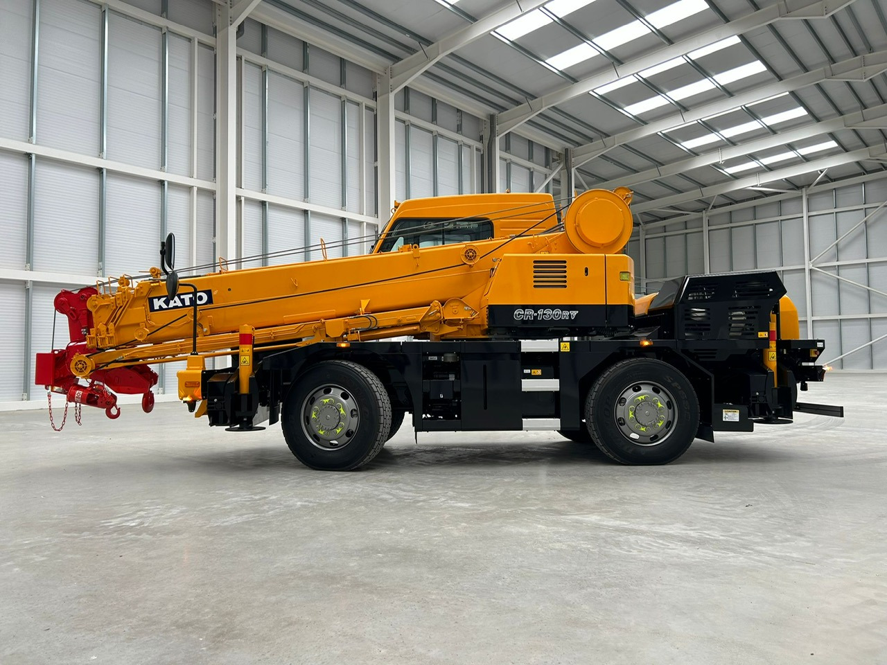 KATO CR-130Rv - 13 Ton City Crane with Joystick Control - Autódaru: 3 kép. KATO CR-130Rv - 13 Ton City Crane with Joystick Control - Autódaru: 3 kép.