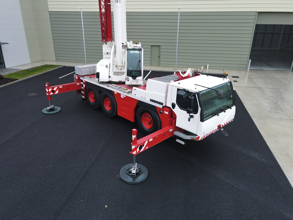 LIEBHERR LTM1060-3.1 - Excellent Condition and Full Remote - Terepjáró autódaru: 2 kép. LIEBHERR LTM1060-3.1 - Excellent Condition and Full Remote - Terepjáró autódaru: 2 kép.