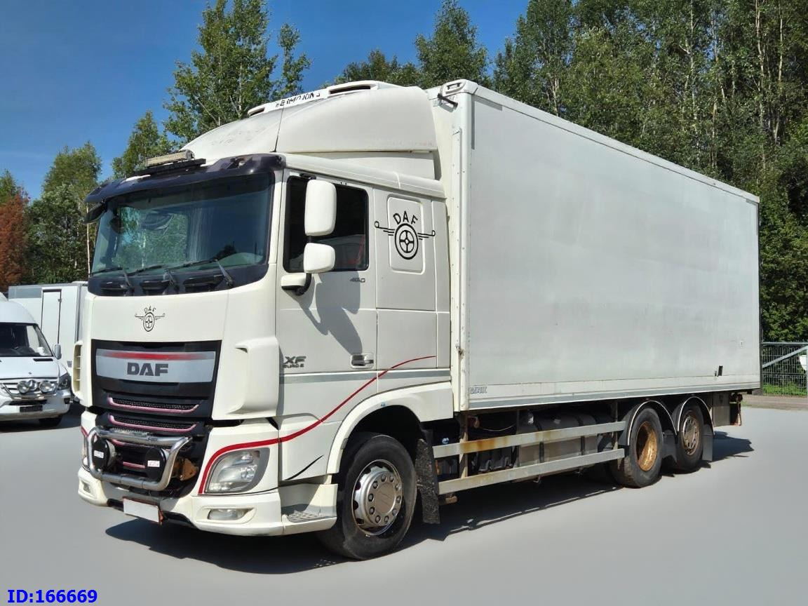 DAF XF 106.460 FAR 6X2 Euro6 - Hűtős teherautó: 1 kép. DAF XF 106.460 FAR 6X2 Euro6 - Hűtős teherautó: 1 kép.