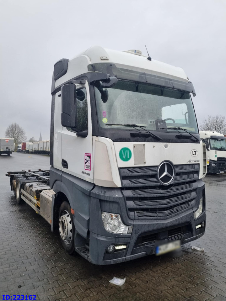 MERCEDES-BENZ Actros 2542 BDF 6x2 Euro6 - Alvaz teherautó: 2 kép. MERCEDES-BENZ Actros 2542 BDF 6x2 Euro6 - Alvaz teherautó: 2 kép.