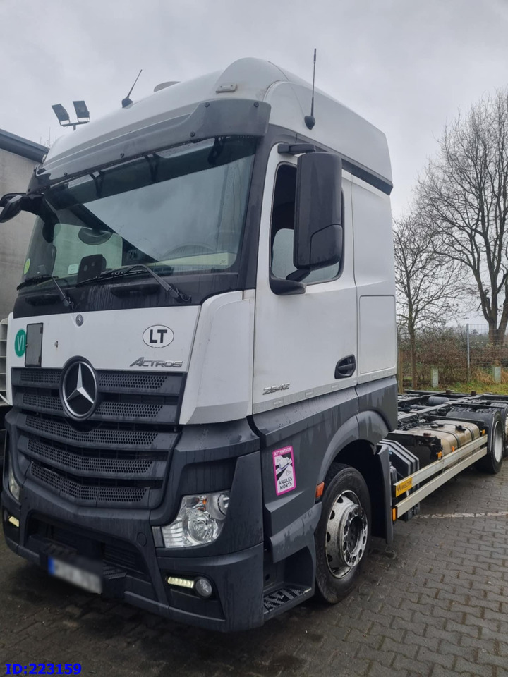 MERCEDES-BENZ Actros 2542 BDF 6x2 Euro6 - Alvaz teherautó: 2 kép. MERCEDES-BENZ Actros 2542 BDF 6x2 Euro6 - Alvaz teherautó: 2 kép.