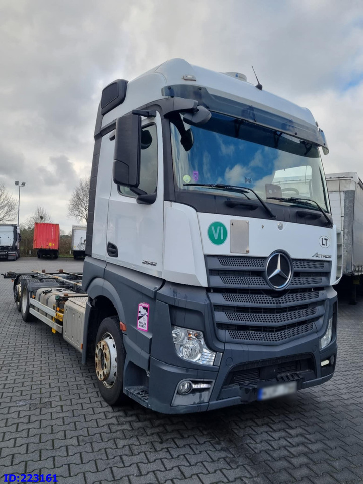 MERCEDES-BENZ Actros 2542 BDF 6x2 Euro6 - Alvaz teherautó: 2 kép. MERCEDES-BENZ Actros 2542 BDF 6x2 Euro6 - Alvaz teherautó: 2 kép.