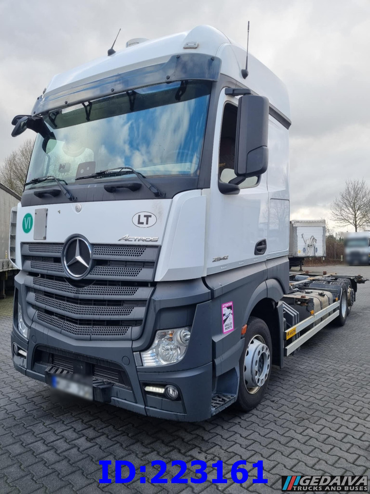 MERCEDES-BENZ Actros 2542 BDF 6x2 Euro6 - Alvaz teherautó: 1 kép. MERCEDES-BENZ Actros 2542 BDF 6x2 Euro6 - Alvaz teherautó: 1 kép.