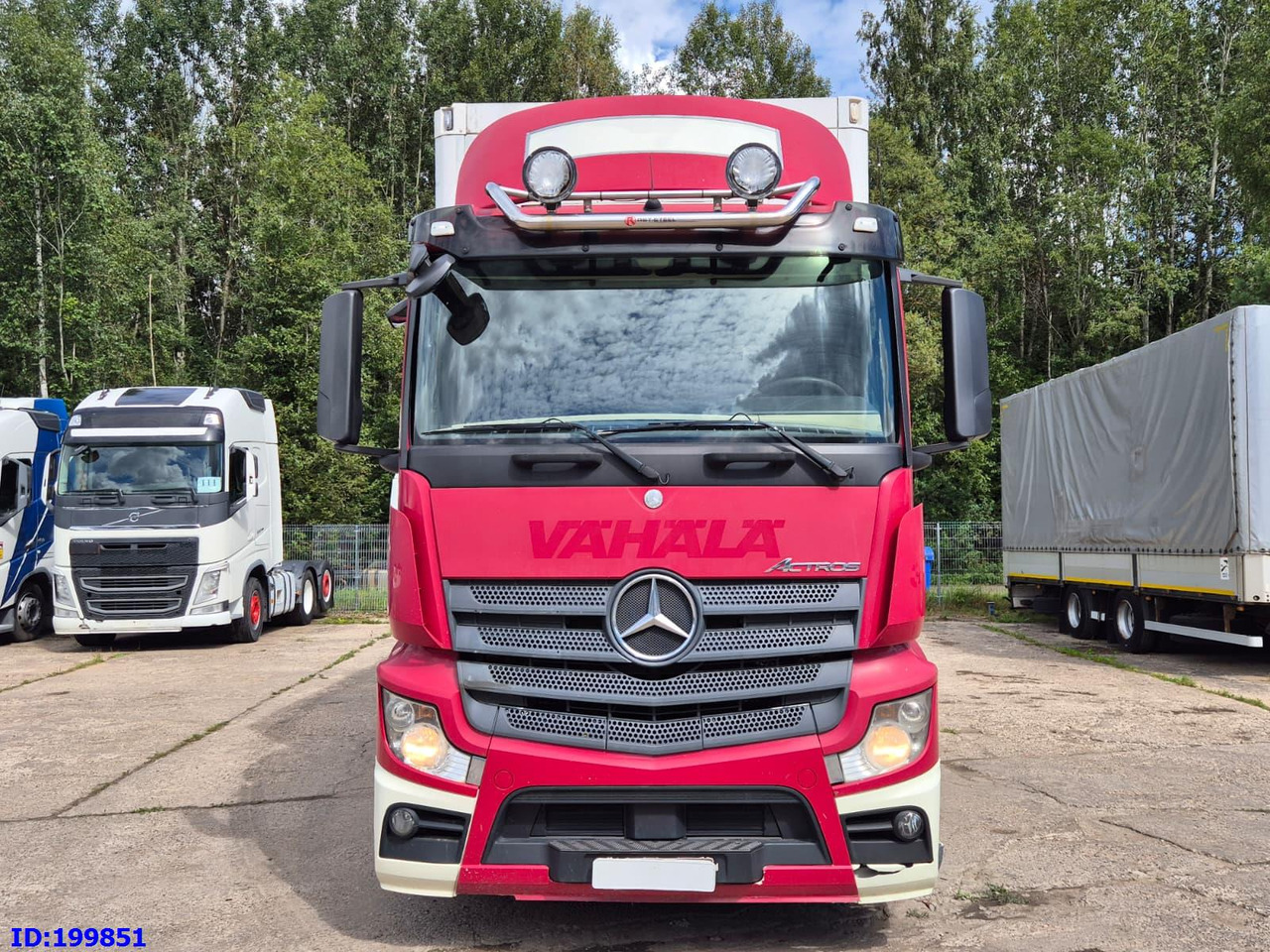 MERCEDES-BENZ Actros 2551 6x2 Euro5 - Dobozos felépítményű teherautó: 2 kép. MERCEDES-BENZ Actros 2551 6x2 Euro5 - Dobozos felépítményű teherautó: 2 kép.