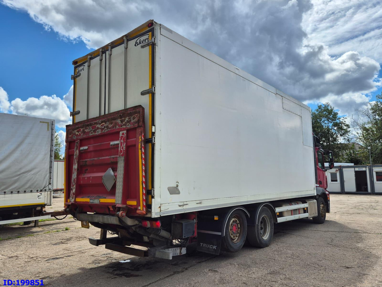 MERCEDES-BENZ Actros 2551 6x2 Euro5 - Dobozos felépítményű teherautó: 5 kép. MERCEDES-BENZ Actros 2551 6x2 Euro5 - Dobozos felépítményű teherautó: 5 kép.
