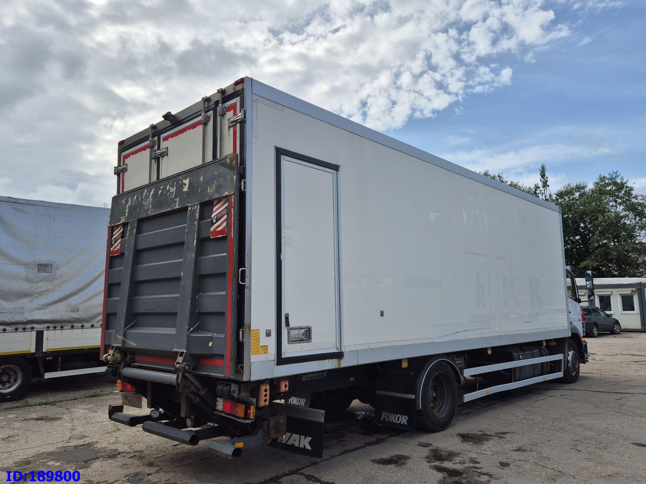 MERCEDES-BENZ Axor 1829 Euro5 Manual + Tail lift - Hűtős teherautó: 5 kép. MERCEDES-BENZ Axor 1829 Euro5 Manual + Tail lift - Hűtős teherautó: 5 kép.