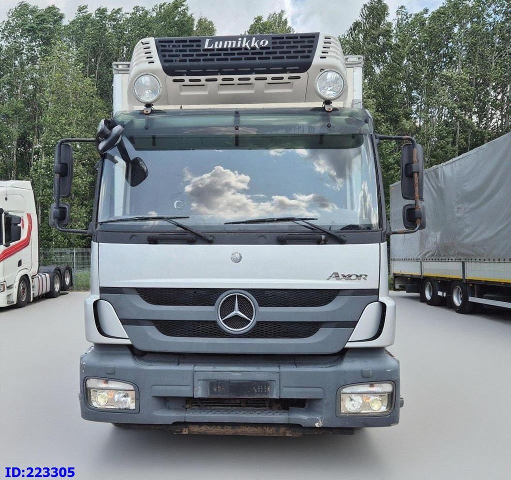 MERCEDES-BENZ Axor 1829 Euro5 Manual + Tail lift - Hűtős teherautó: 2 kép. MERCEDES-BENZ Axor 1829 Euro5 Manual + Tail lift - Hűtős teherautó: 2 kép.