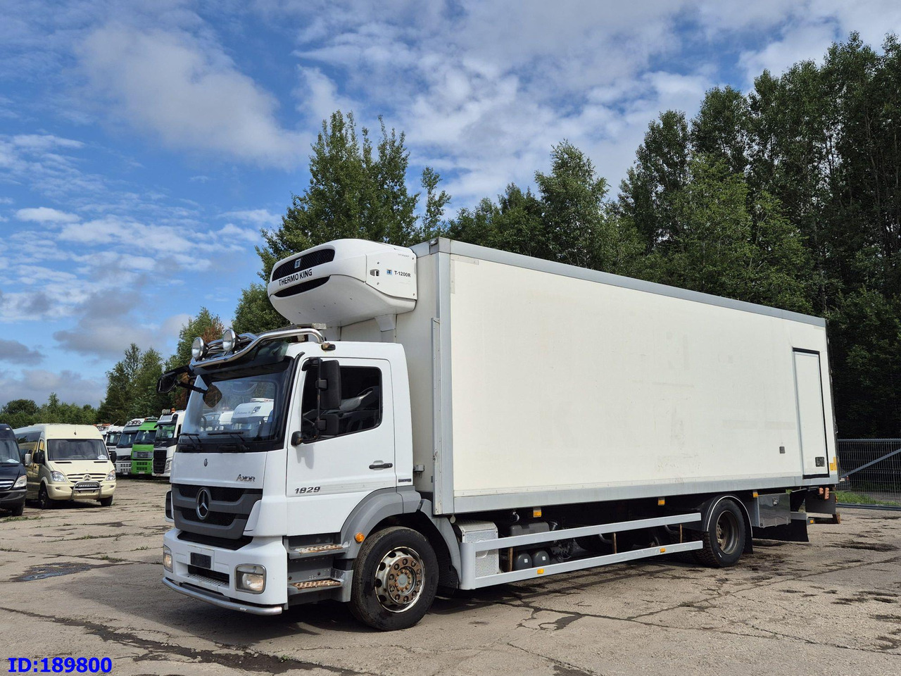 MERCEDES-BENZ Axor 1829 Euro5 Manual + Tail lift - Hűtős teherautó: 1 kép. MERCEDES-BENZ Axor 1829 Euro5 Manual + Tail lift - Hűtős teherautó: 1 kép.