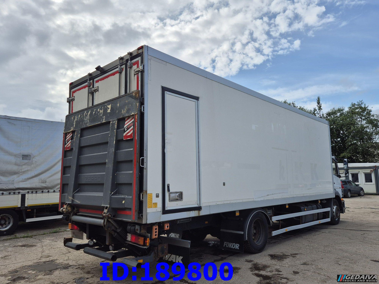 MERCEDES-BENZ Axor 1829 Euro5 Manual + Tail lift - Hűtős teherautó: 5 kép. MERCEDES-BENZ Axor 1829 Euro5 Manual + Tail lift - Hűtős teherautó: 5 kép.