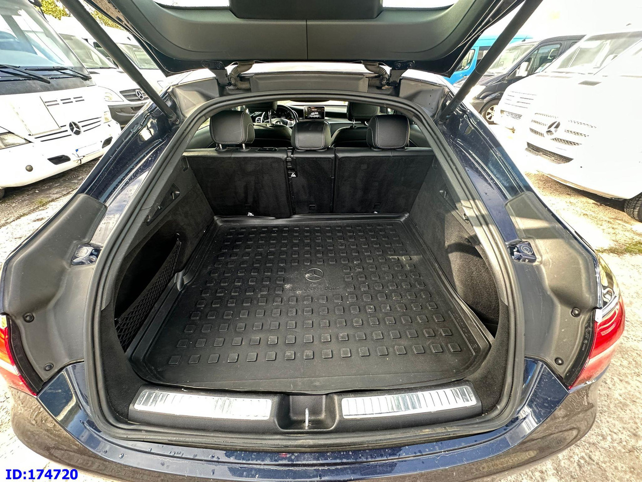 MERCEDES-BENZ GLC Coupe 220 4x4 - Terepjáró/ SUV: 5 kép. MERCEDES-BENZ GLC Coupe 220 4x4 - Terepjáró/ SUV: 5 kép.