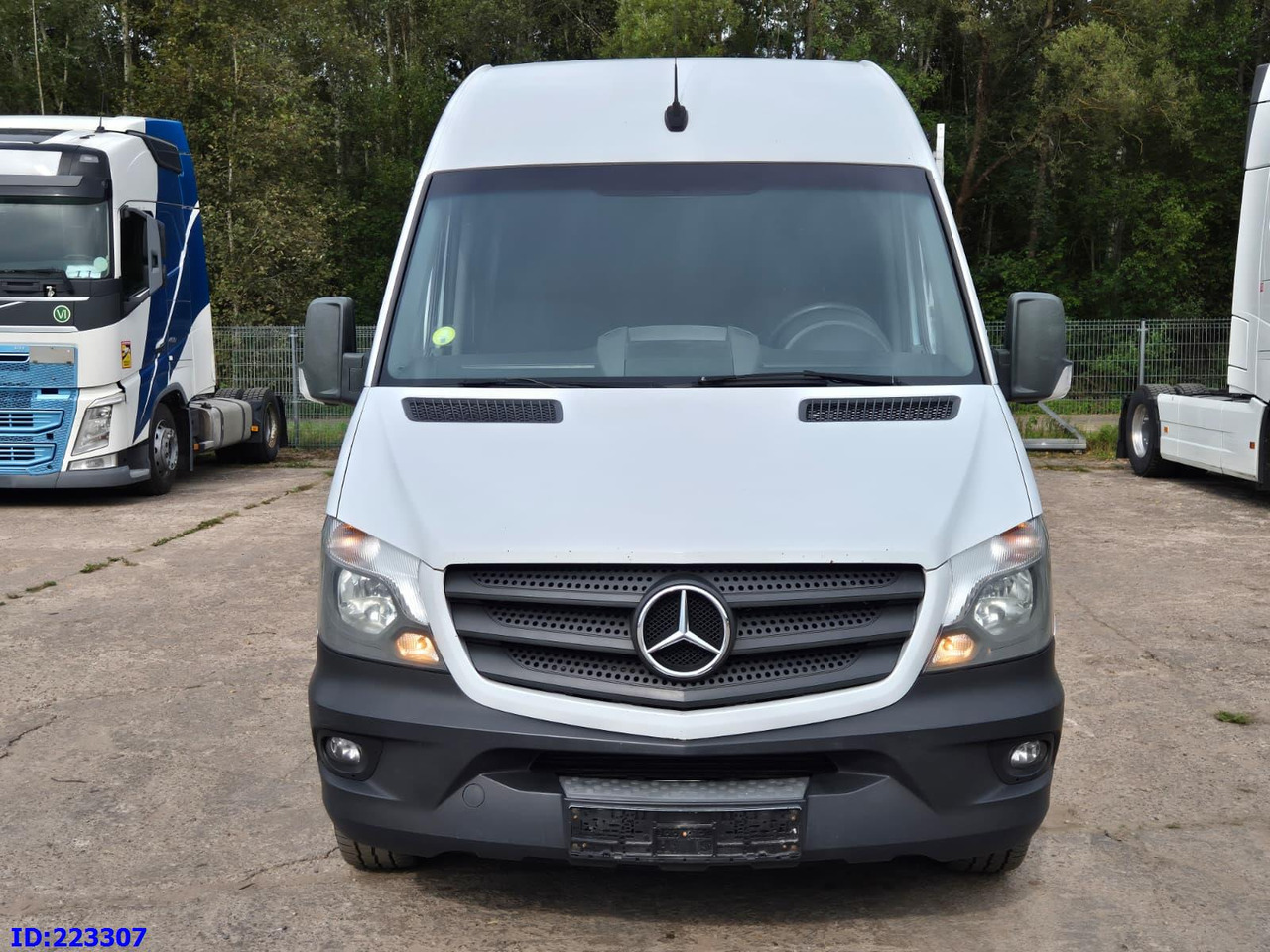 MERCEDES-BENZ Sprinter 316 Euro6 - Duplakabinos kisteherautó: 2 kép. MERCEDES-BENZ Sprinter 316 Euro6 - Duplakabinos kisteherautó: 2 kép.