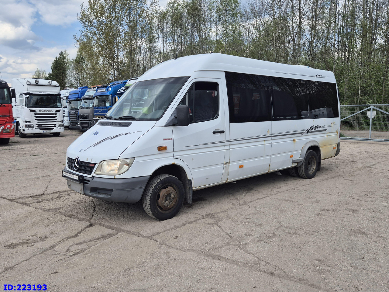 MERCEDES-BENZ Sprinter 416 VIP AC 17-seater - Távolsági busz: 1 kép. MERCEDES-BENZ Sprinter 416 VIP AC 17-seater - Távolsági busz: 1 kép.