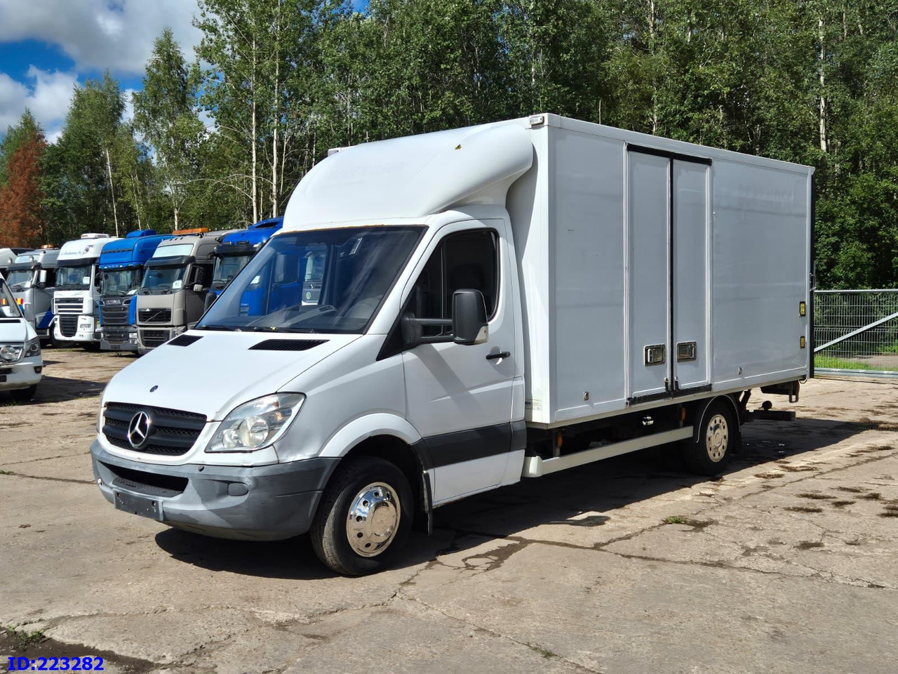 MERCEDES-BENZ Sprinter 516 SUPER - Dobozos kisteherautó: 1 kép. MERCEDES-BENZ Sprinter 516 SUPER - Dobozos kisteherautó: 1 kép.