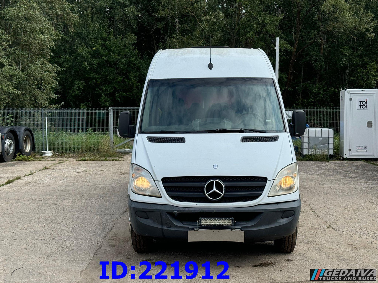 MERCEDES-BENZ Sprinter 518 VIP 17-Place - Távolsági busz: 2 kép. MERCEDES-BENZ Sprinter 518 VIP 17-Place - Távolsági busz: 2 kép.
