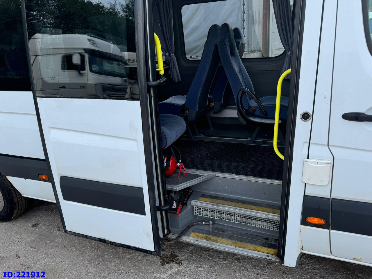 MERCEDES-BENZ Sprinter 518 VIP 17-Place - Távolsági busz: 5 kép. MERCEDES-BENZ Sprinter 518 VIP 17-Place - Távolsági busz: 5 kép.