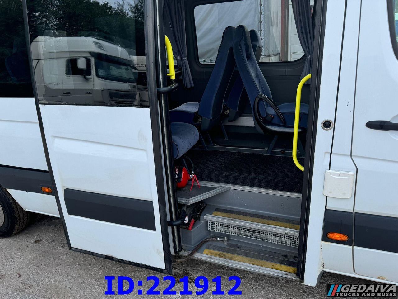 MERCEDES-BENZ Sprinter 518 VIP 17-Place - Távolsági busz: 5 kép. MERCEDES-BENZ Sprinter 518 VIP 17-Place - Távolsági busz: 5 kép.