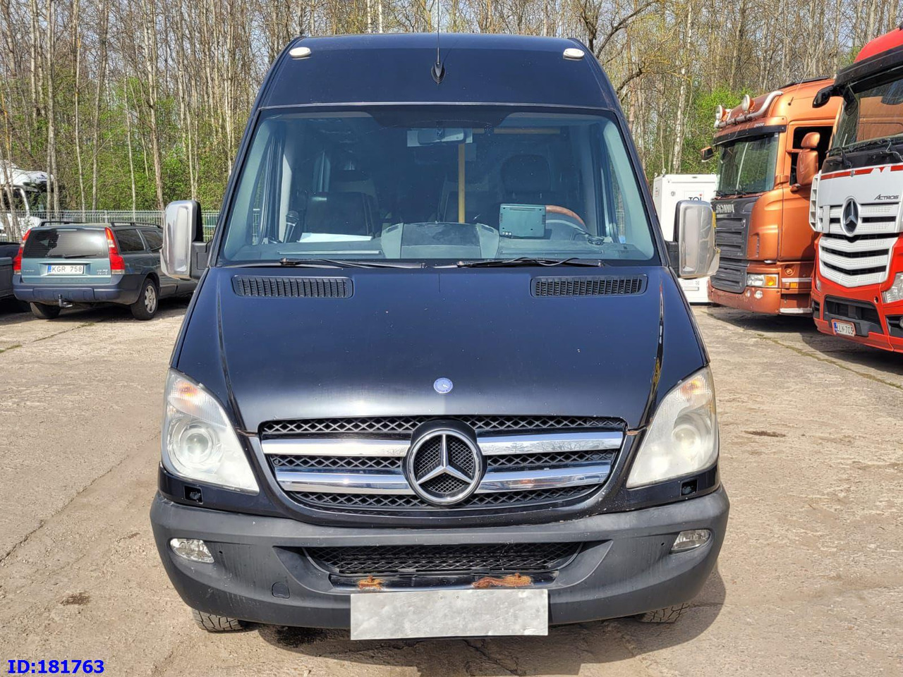 MERCEDES-BENZ Sprinter 518 - VIP - 17 Seater - Távolsági busz: 2 kép. MERCEDES-BENZ Sprinter 518 - VIP - 17 Seater - Távolsági busz: 2 kép.