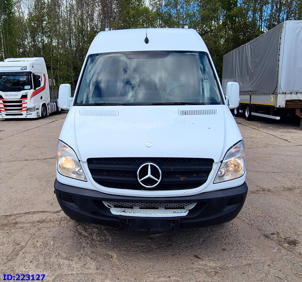 MERCEDES-BENZ Sprinter 518 - VIP -19 Seater - Távolsági busz: 2 kép. MERCEDES-BENZ Sprinter 518 - VIP -19 Seater - Távolsági busz: 2 kép.