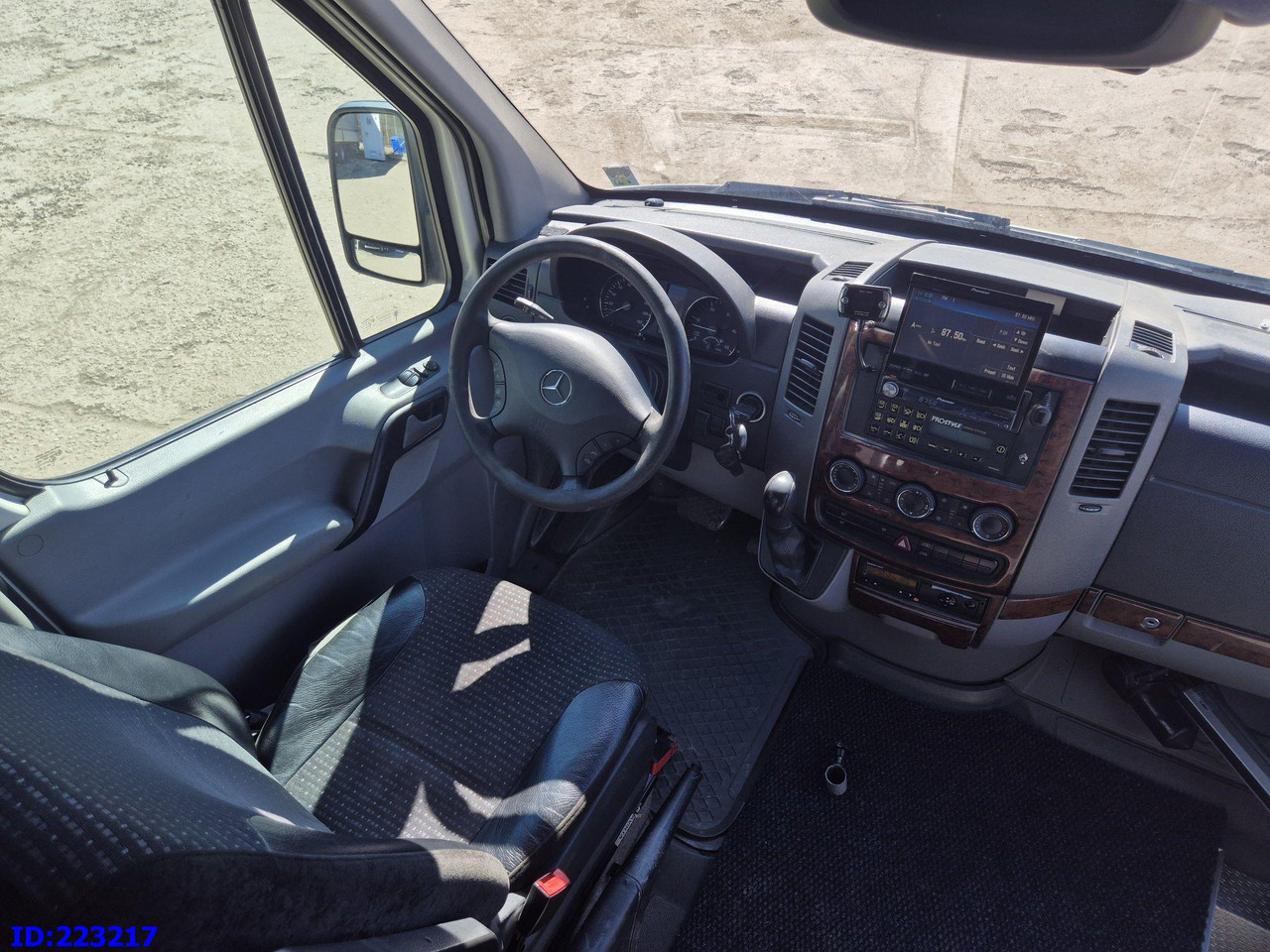 Távolsági busz MERCEDES-BENZ Sprinter 518 VIP Prostyle 17-Place (Motor defekt): 15 kép.