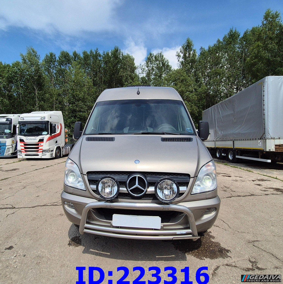 MERCEDES-BENZ Sprinter 519 VIP - 18 Seater - Euro 5 - Távolsági busz: 2 kép. MERCEDES-BENZ Sprinter 519 VIP - 18 Seater - Euro 5 - Távolsági busz: 2 kép.