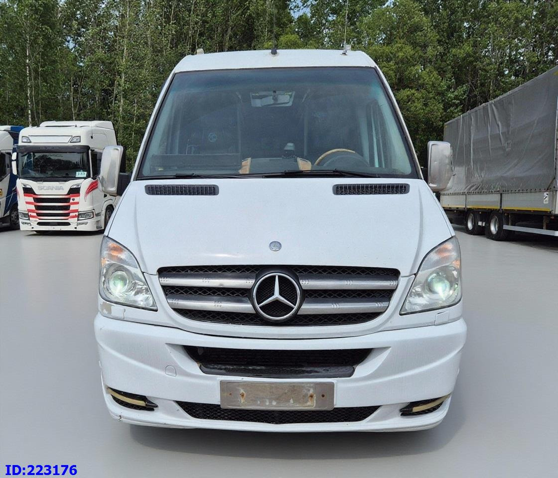 MERCEDES-BENZ Sprinter 519 VIP Luxury - Minibusz, Kisbusz: 2 kép. MERCEDES-BENZ Sprinter 519 VIP Luxury - Minibusz, Kisbusz: 2 kép.