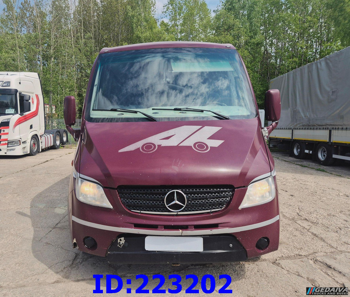 MERCEDES-BENZ Sunrider 818D Vario 33 - Seater - Távolsági busz: 2 kép. MERCEDES-BENZ Sunrider 818D Vario 33 - Seater - Távolsági busz: 2 kép.