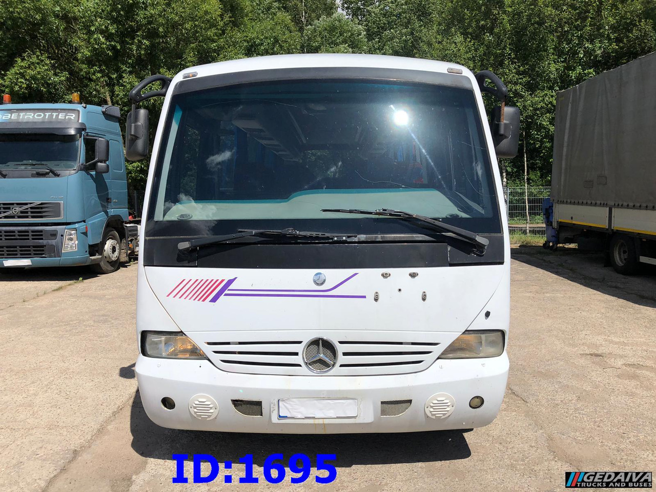 MERCEDES-BENZ Vario Medio 815 30-Seater - Távolsági busz: 2 kép. MERCEDES-BENZ Vario Medio 815 30-Seater - Távolsági busz: 2 kép.