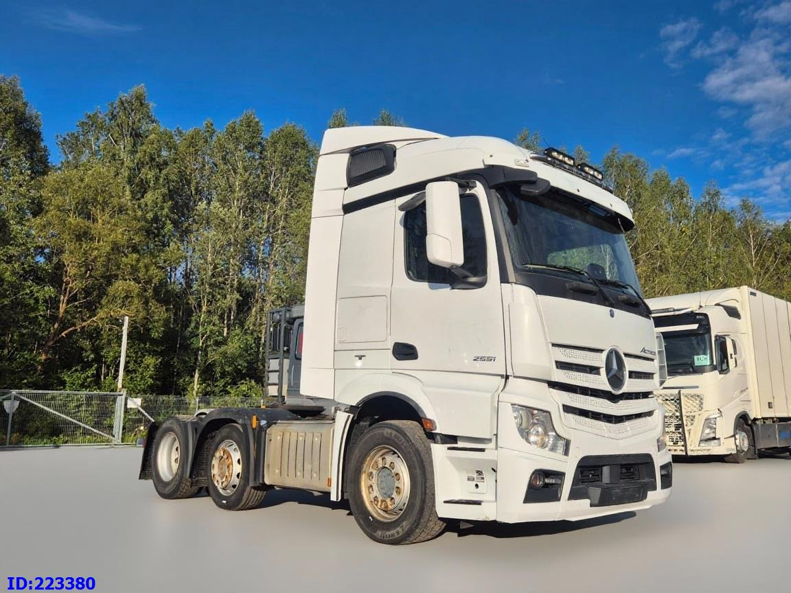 MERCEDES-BENZ Actros 2551 6x2 -Steering axle - Euro6 - Nyergesvontató: 4 kép. MERCEDES-BENZ Actros 2551 6x2 -Steering axle - Euro6 - Nyergesvontató: 4 kép.
