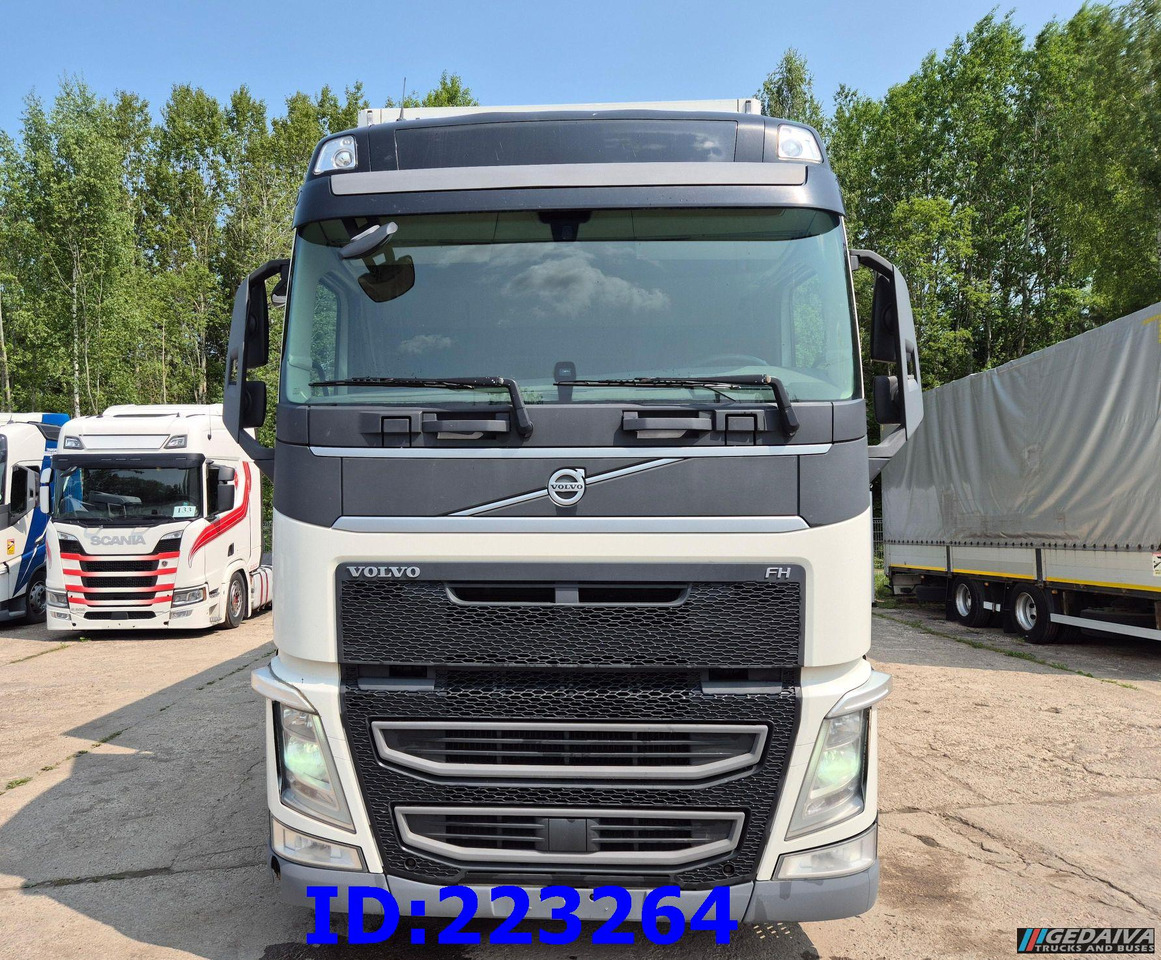 VOLVO FH13 460HP 6x2 Steering axle Euro6 - Hűtős teherautó: 2 kép. VOLVO FH13 460HP 6x2 Steering axle Euro6 - Hűtős teherautó: 2 kép.