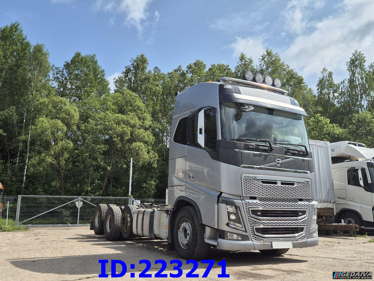 VOLVO FH16 750HP 8x4 (Steering axle / 2 axles lifting) - Rönkszállító teherautó: 4 kép. VOLVO FH16 750HP 8x4 (Steering axle / 2 axles lifting) - Rönkszállító teherautó: 4 kép.
