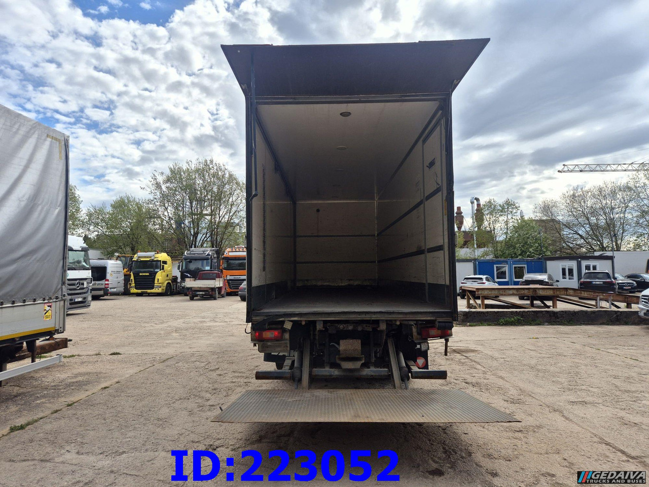 VOLVO FM11 450HP 6x2 Euro5 - Dobozos felépítményű teherautó: 5 kép. VOLVO FM11 450HP 6x2 Euro5 - Dobozos felépítményű teherautó: 5 kép.