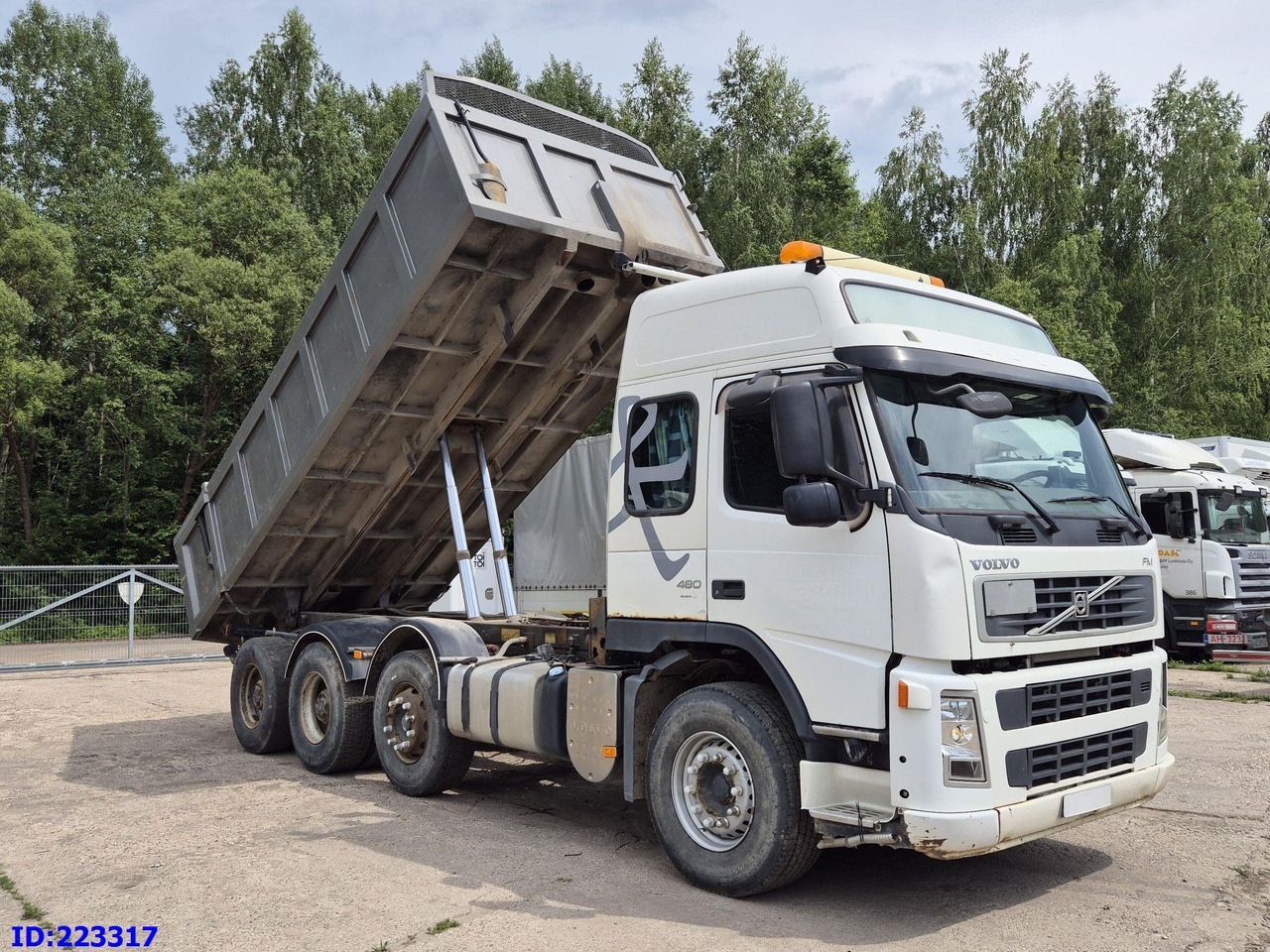 VOLVO FM13 480HP 8x4 (Big axle) - Billenőplatós teherautó: 4 kép. VOLVO FM13 480HP 8x4 (Big axle) - Billenőplatós teherautó: 4 kép.