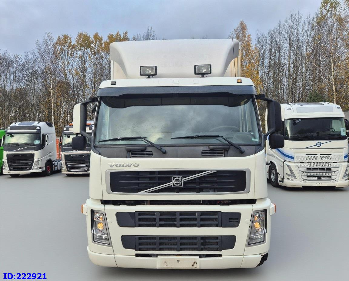 VOLVO FM9 260HP - Dobozos felépítményű teherautó: 2 kép. VOLVO FM9 260HP - Dobozos felépítményű teherautó: 2 kép.