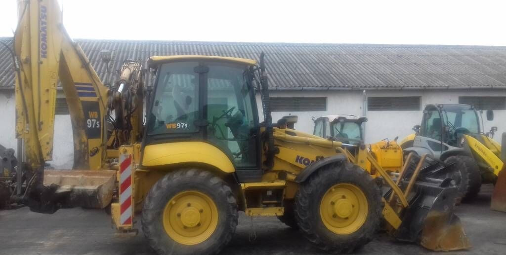 Komatsu WB 97 S - Kotrórakodó: 1 kép. Komatsu WB 97 S - Kotrórakodó: 1 kép.