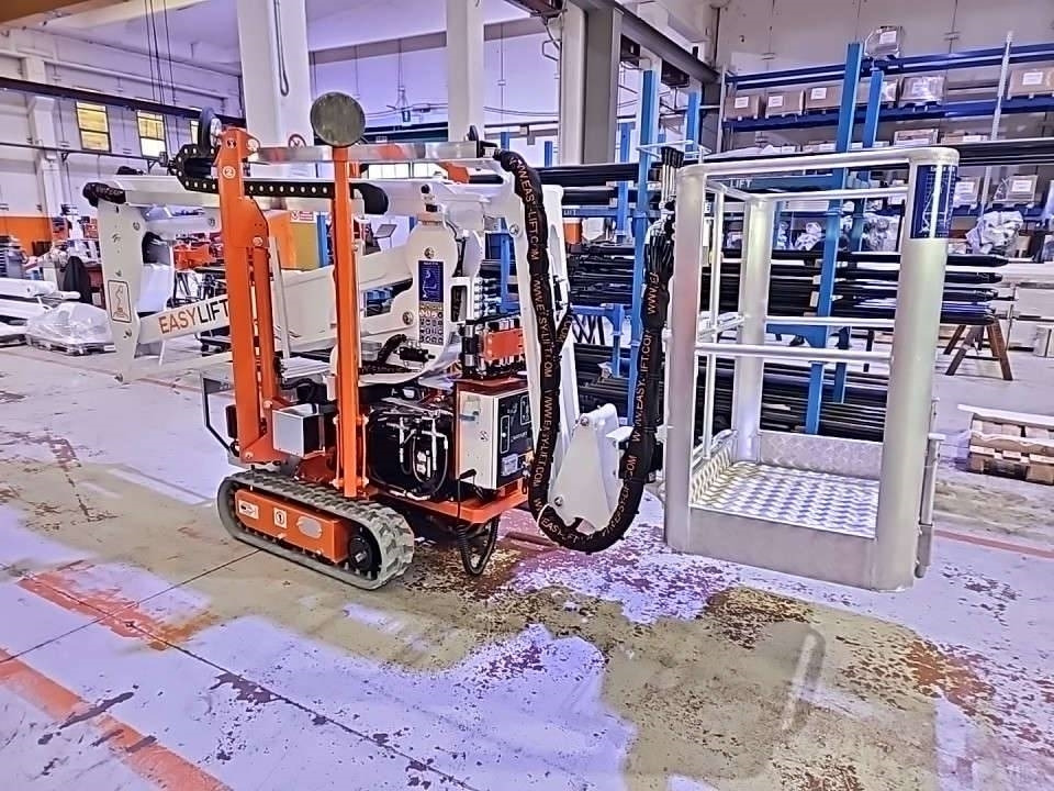 EasyLift R130 - Személyemelő: 1 kép. EasyLift R130 - Személyemelő: 1 kép.