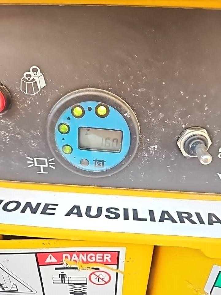 Haulotte Compact 10 N - Ollós emelő: 4 kép. Haulotte Compact 10 N - Ollós emelő: 4 kép.