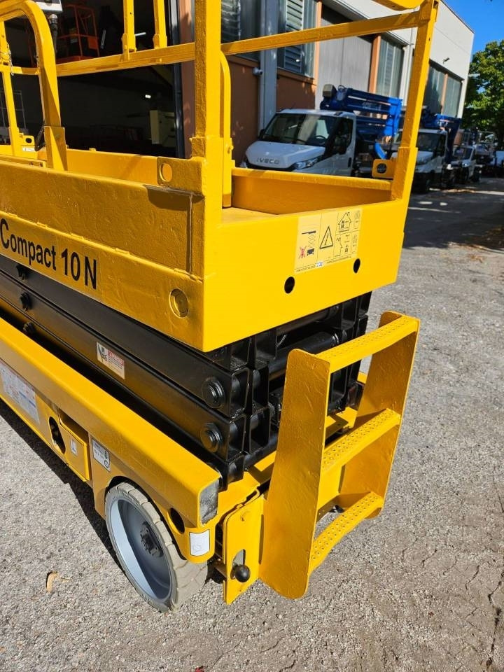 Haulotte Compact 10 N - Ollós emelő: 4 kép. Haulotte Compact 10 N - Ollós emelő: 4 kép.