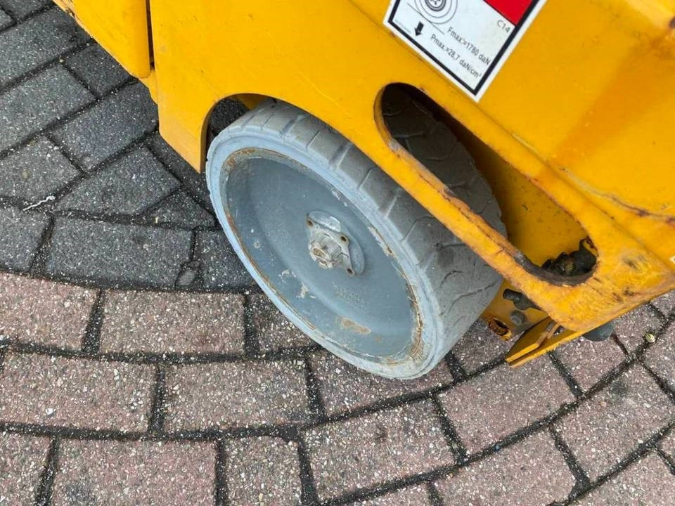 Ollós emelő Haulotte Compact 14: 6 kép. Ollós emelő Haulotte Compact 14: 6 kép.