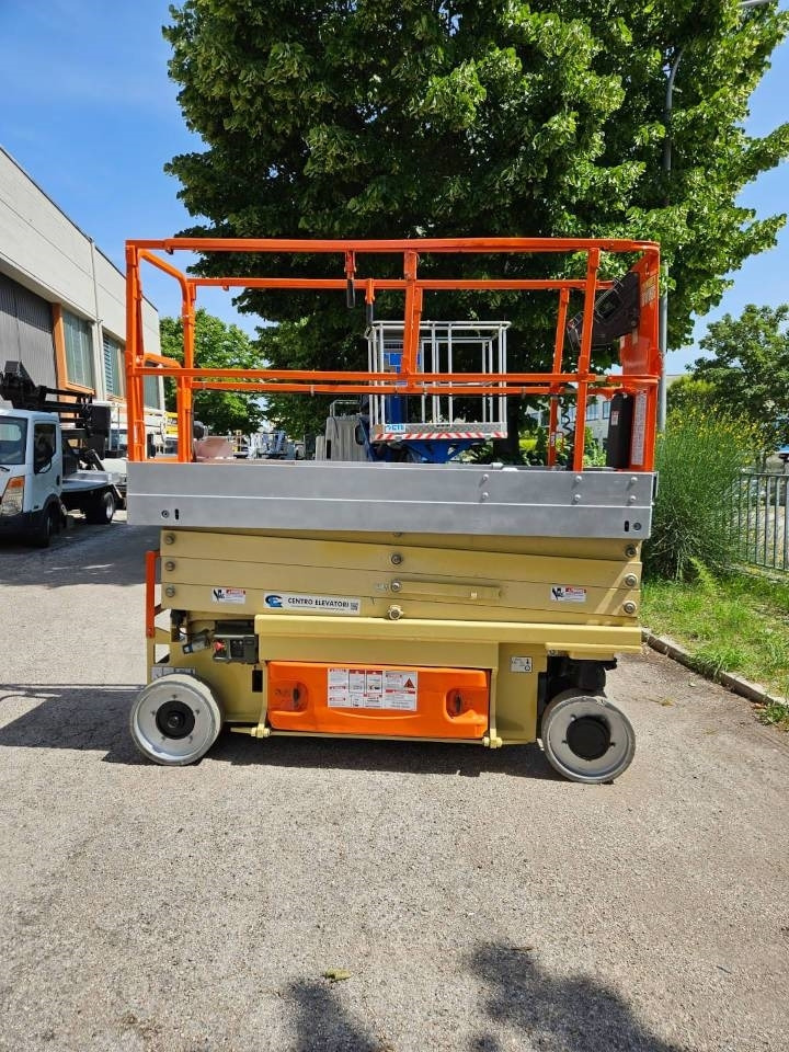 JLG 2630 ES - Ollós emelő: 2 kép. JLG 2630 ES - Ollós emelő: 2 kép.